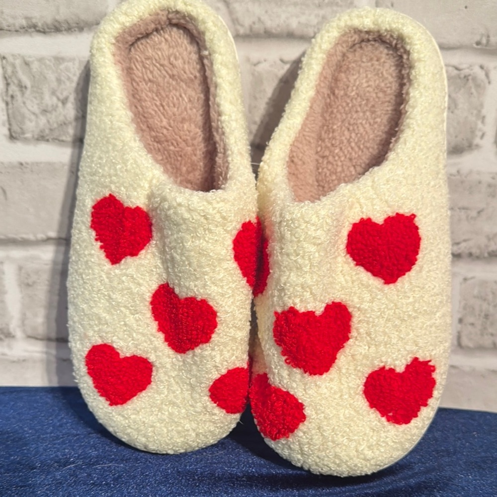 NWT Cozy Cream White Slippers with Red Hearts